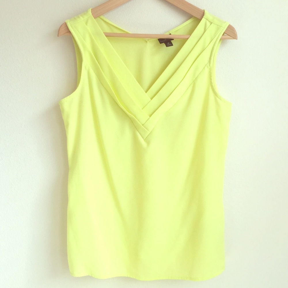 Worthington pleated v neck sleeveless top Size M